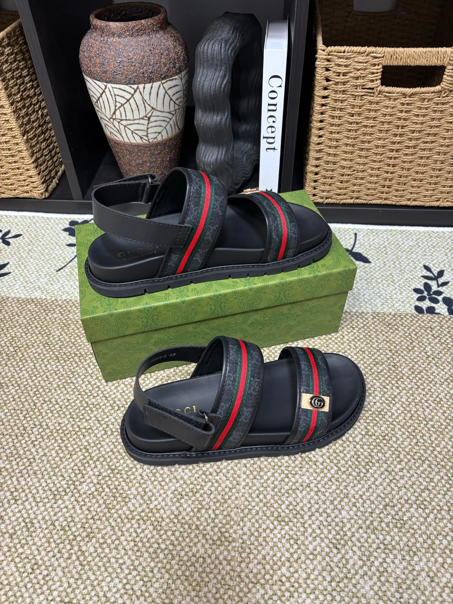 Factory 💰 300 yuan Gucci slippers] high-end men's shoes brand official website 1:1 latest masterpiece: original mold customization, the fabric is made of imported original materials, upgraded outsole, lighter and non-slip. The market's top quality, simple yet tasteful, a must-have for fashionistas, fashionable at your feet, full of confidence, the same style at the counter 👍The season of summer slippers is here. Code: 38-45 (45 customized)